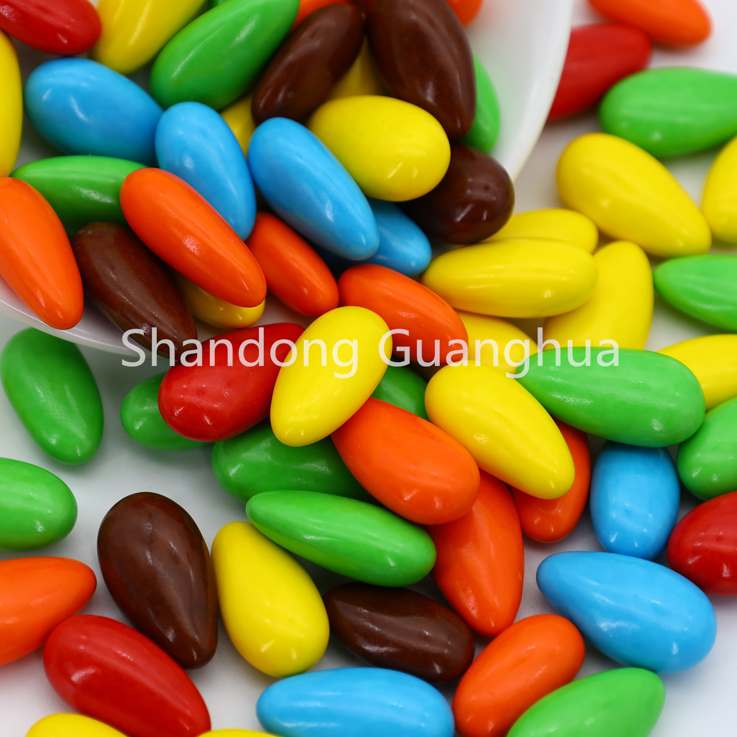 アーモンドシェイプのチョコレートビーンズ